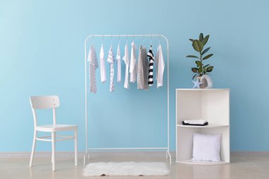 Soyunma odası nın iç asılı giysileri ile Raf