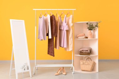 Soyunma odası nın iç asılı giysileri ile Raf