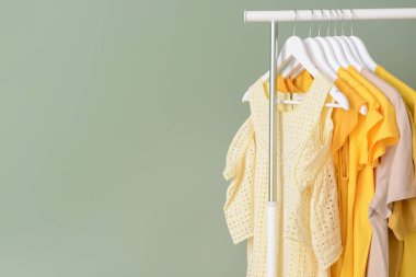 Renkli arka planda asılı giysiler ile Raf