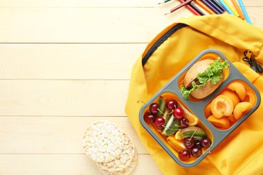 Masada lezzetli yemek ve sırt çantası ile Okul öğle yemeği kutusu
