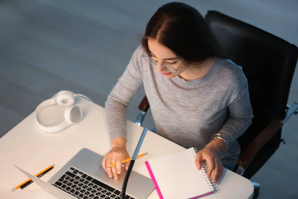 Estudante feminina com laptop se preparando para exame em casa — Fotografia de Stock