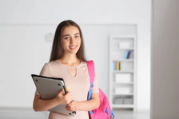 Siswa muda dengan laptop di rumah — Stok Foto