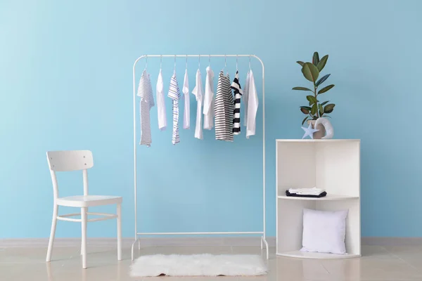 Стелаж з підвісним одягом в інтер'єрі вбиральні — стокове фото