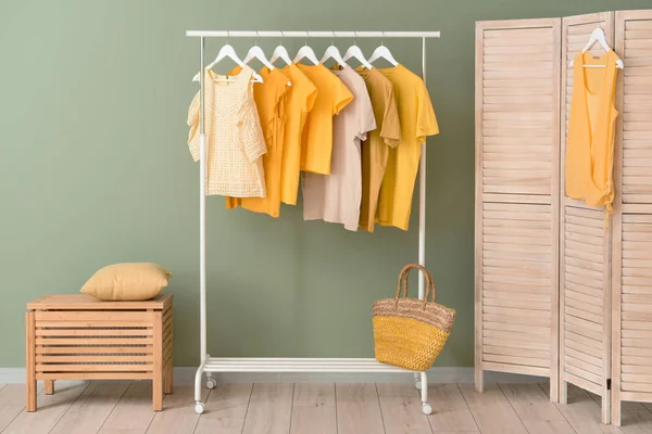 Bastidor con ropa colgante en el interior del vestidor — Foto de Stock