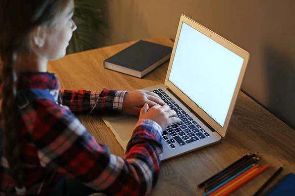 Girl with laptop sitting at night — Stock Photo, Image