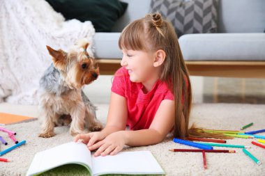 Halı üzerinde yatarken sevimli köpek çizim ile küçük kız