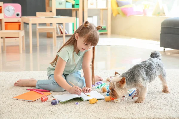Aranyos kislány kutyafestés ülve a szőnyegen — Stock Fotó