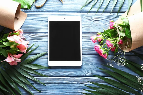 Nowoczesny komputer typu Tablet na miejscu pracy Kwiaciarnia — Zdjęcie stockowe