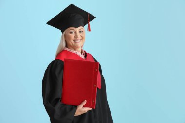 Hafif arka planda bekar cüppe olgun kadın