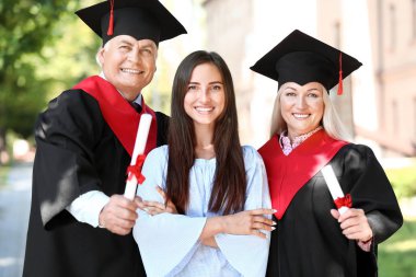 Mezuniyet gününde ebeveynleri olan kızı