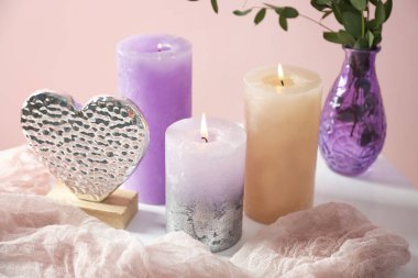 Güzel renk arka plan karşı masada mumlar yanan