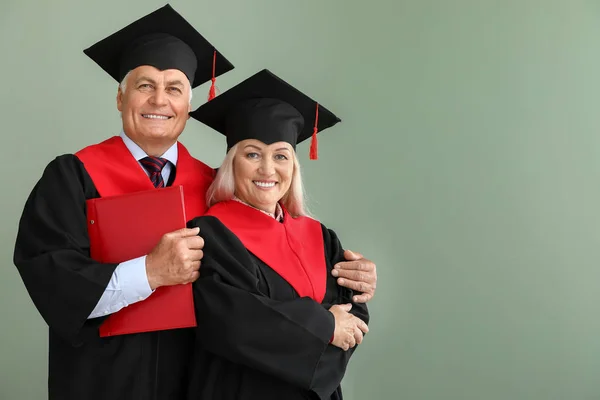 Coppia matura in abiti da scapolo su sfondo di colore — Foto Stock