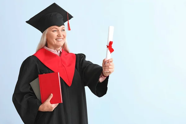 Donna matura in abito da scapolo su sfondo chiaro — Foto Stock