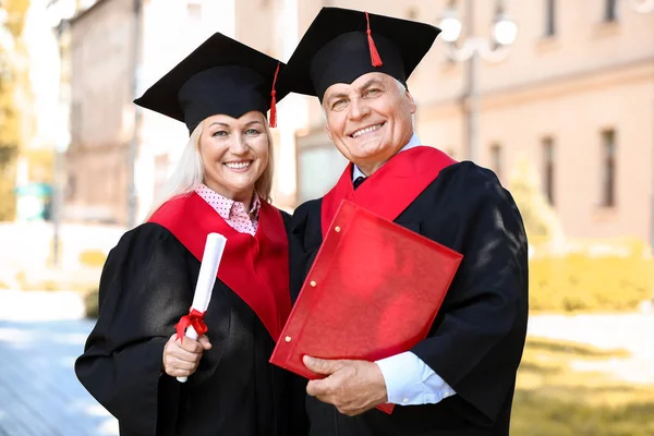 Coppia matura in abiti da scapolo all'aperto — Foto Stock