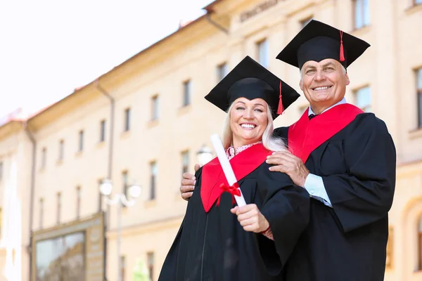 Coppia matura in abiti da scapolo all'aperto — Foto Stock