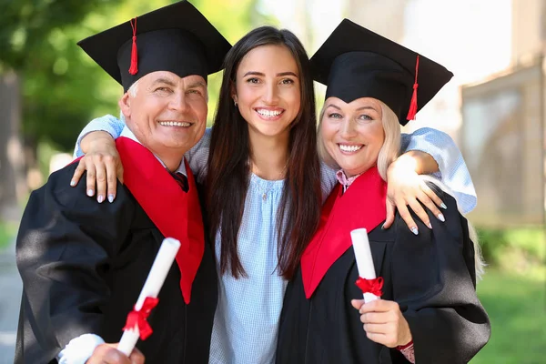 Dotter med föräldrarna på sin examens dag — Stockfoto