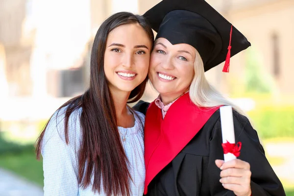 Hija con madre en su día de graduación — Foto de Stock