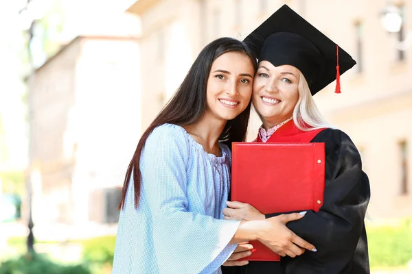 Fille avec mère le jour de son diplôme — Photo