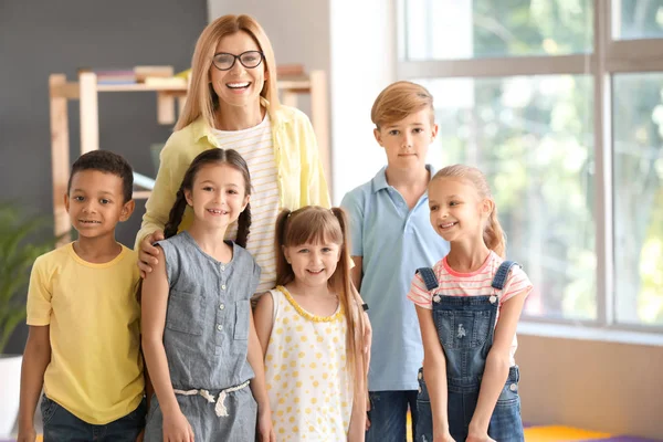 Insegnante femminile con bambini nella scuola primaria — Foto Stock