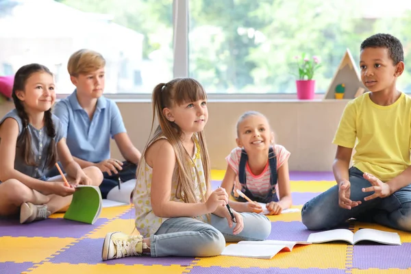 Enfants mignons à l'école primaire — Photo