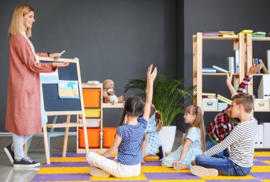 İlkokulda öğretmen ile sevimli çocuklar