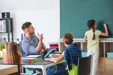 Sınıfta ders sırasında öğretmen ile Sevimli çocuklar