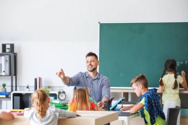 Sınıfta öğretmenlik dersi.