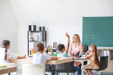 Sınıfta ders sırasında öğretmen ile Sevimli çocuklar