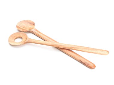 Beyaz arkaplanda tahta kaşıklar