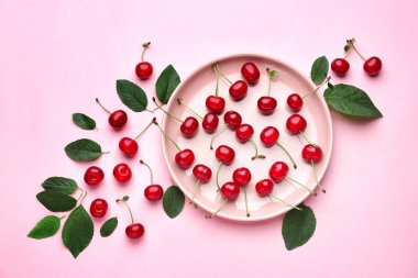 Renkli arka planda olgun kiraz ile Plaka