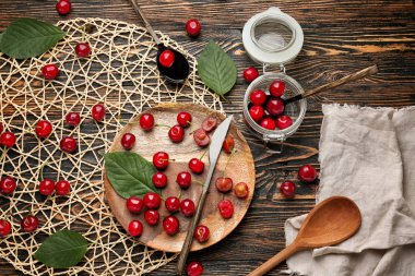 Olgun kiraz ahşap arka plan ile kompozisyon