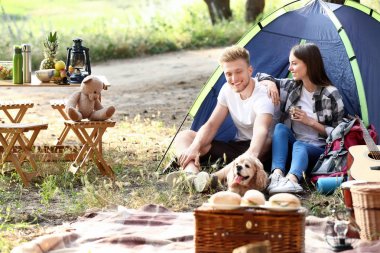 Sevimli köpek ormanda hafta sonu harcama ile genç çift