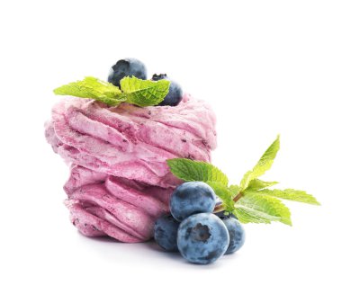 Beyaz arka planda lezzetli yaban mersini marshmallow