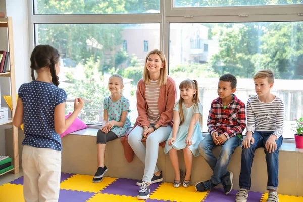 Schattige kinderen met leraar op de basisschool — Stockfoto