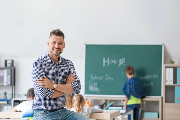 Potret guru laki-laki di kelas — Stok Foto