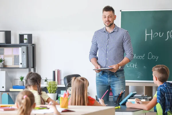 Teacher conducting lesson in classroom — Stock Photo, Image