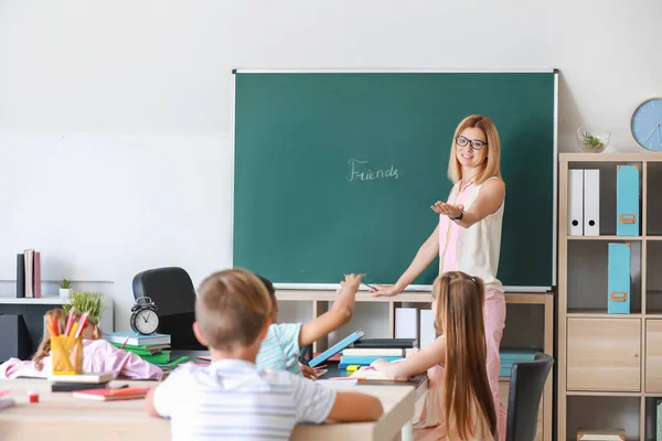 Profesora impartiendo clases en clase —  Fotos de Stock