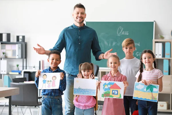 Söta barn med lärare i klassrummet — Stockfoto