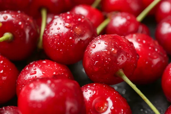 美味的成熟樱桃与水滴，特写 — 图库照片