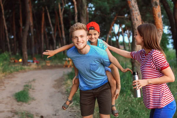 Famiglia felice nella foresta il giorno d'estate — Foto Stock