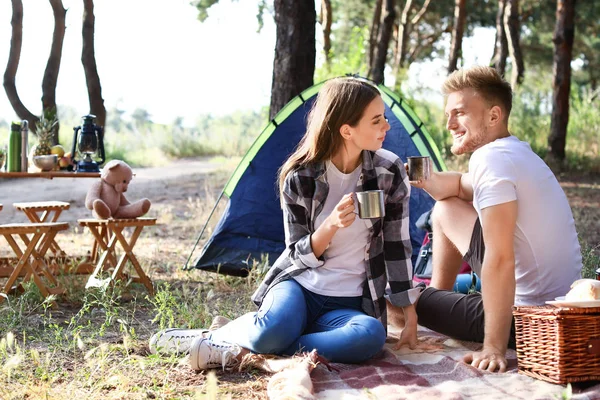 Jovem casal passar fim de semana na floresta — Fotografia de Stock