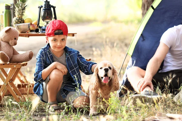Niño pequeño con lindo perro pasar fin de semana en el bosque —  Fotos de Stock