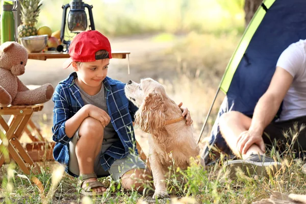 Niño pequeño con lindo perro pasar fin de semana en el bosque —  Fotos de Stock