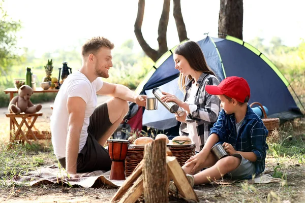 Felice famiglia trascorrere il fine settimana nella foresta — Foto Stock