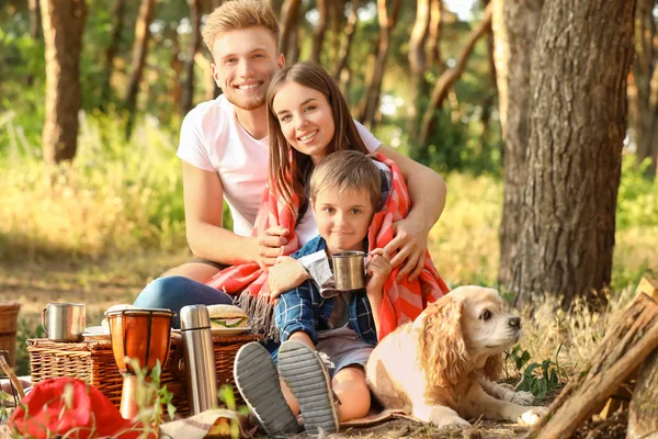 Felice famiglia trascorrere il fine settimana nella foresta — Foto Stock