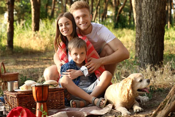 Felice famiglia trascorrere il fine settimana nella foresta — Foto Stock