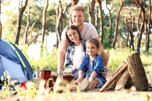 Felice famiglia trascorrere il fine settimana nella foresta — Foto Stock