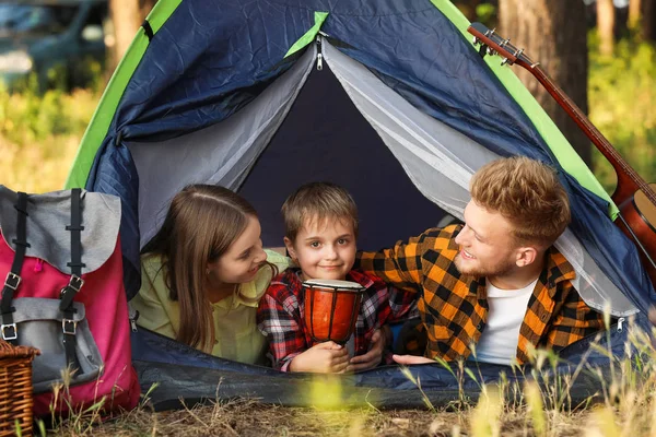 Felice famiglia trascorrere il fine settimana nella foresta — Foto Stock