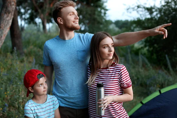 Feliz fin de semana de familia en el bosque — Foto de Stock