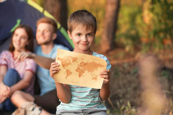 Niño pequeño con mapa del mundo en el campamento — Foto de Stock